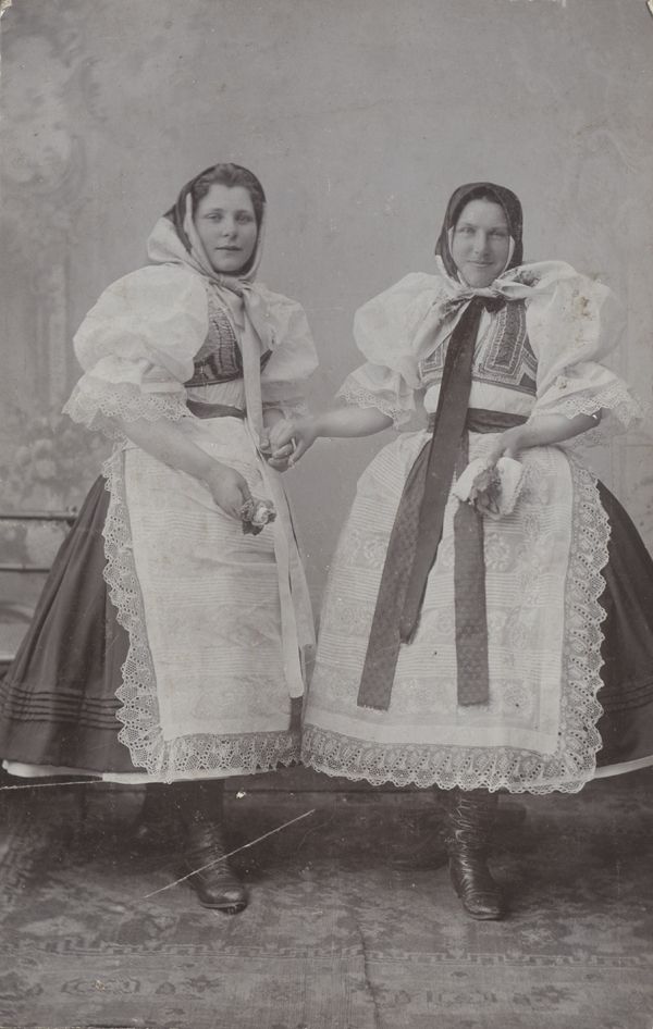 Dívčí letní sváteční kroj, charvátské Podluží, 20. léta 20. století. Archiv autorky.