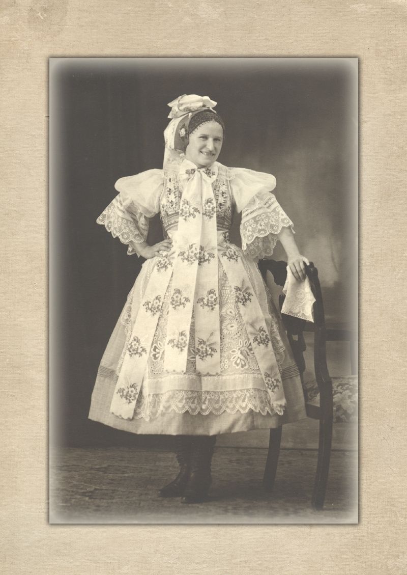 Svobodná dívka ve svátečním kroji na vyslečení, charvátské Podluží, 30. léta 20. století. Archiv autorky.
