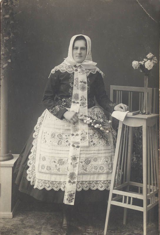 Svobodná dívka – parádní fěrtoch a obojek s „trutrovou“ výšivkou. Charvátské Podluží, kol. 1930