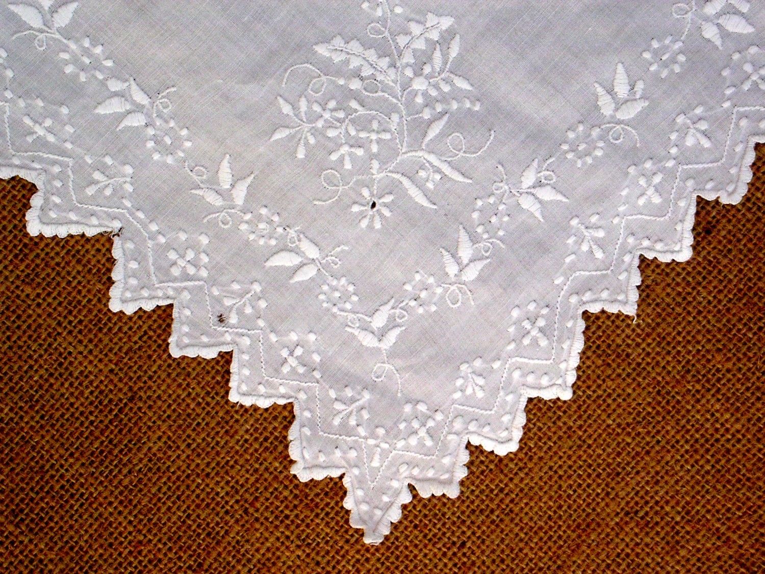 Polosváteční „canglový“ obojek, plná bílá výšivka. Stará Břeclav, kol. 1890