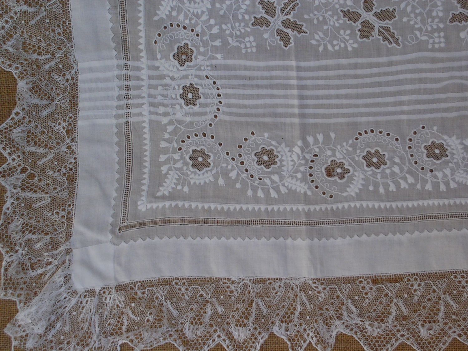 Sváteční fěrtoch na batistu, výšivka s tylovými  „trutry“, vláčková čipka. Poštorná, 1880-1890