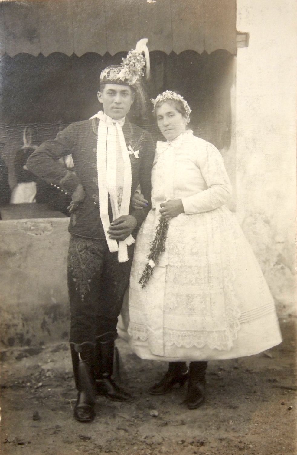 Svatební pár, foto J. Dostál, Hlohovec 40. léta 20. století. Archiv autorky.