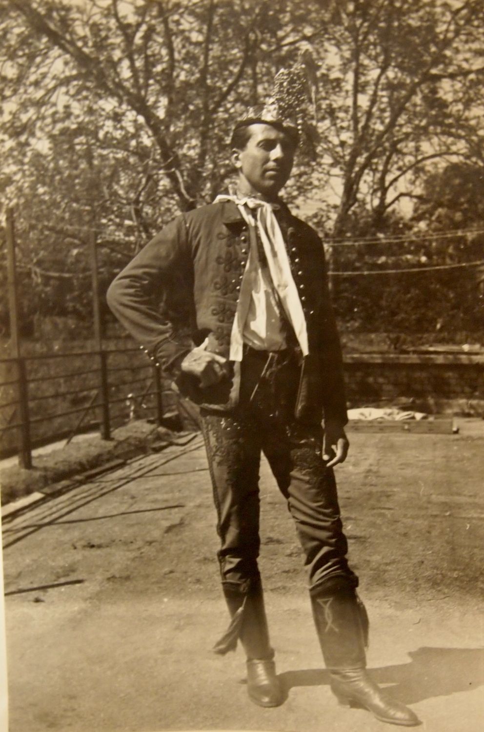 Svobodný v červenicích a červeném kabátku, foto J. Dostál, Hlohovec 1955. Archiv autorky.