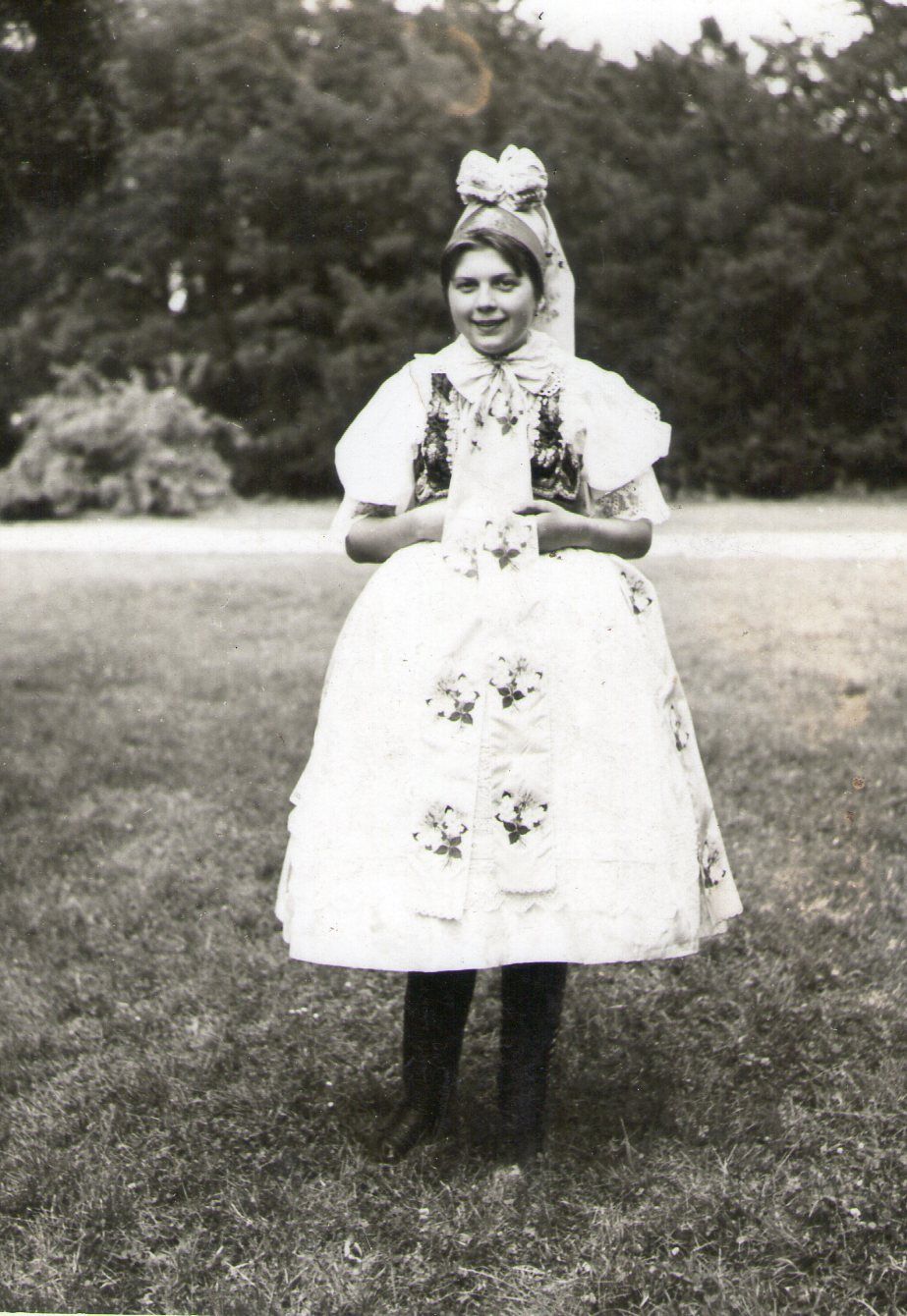 Slavnostní kroj na vyslečení, Lednice hody 1959. Soukromý archiv J. Kučeříkové.