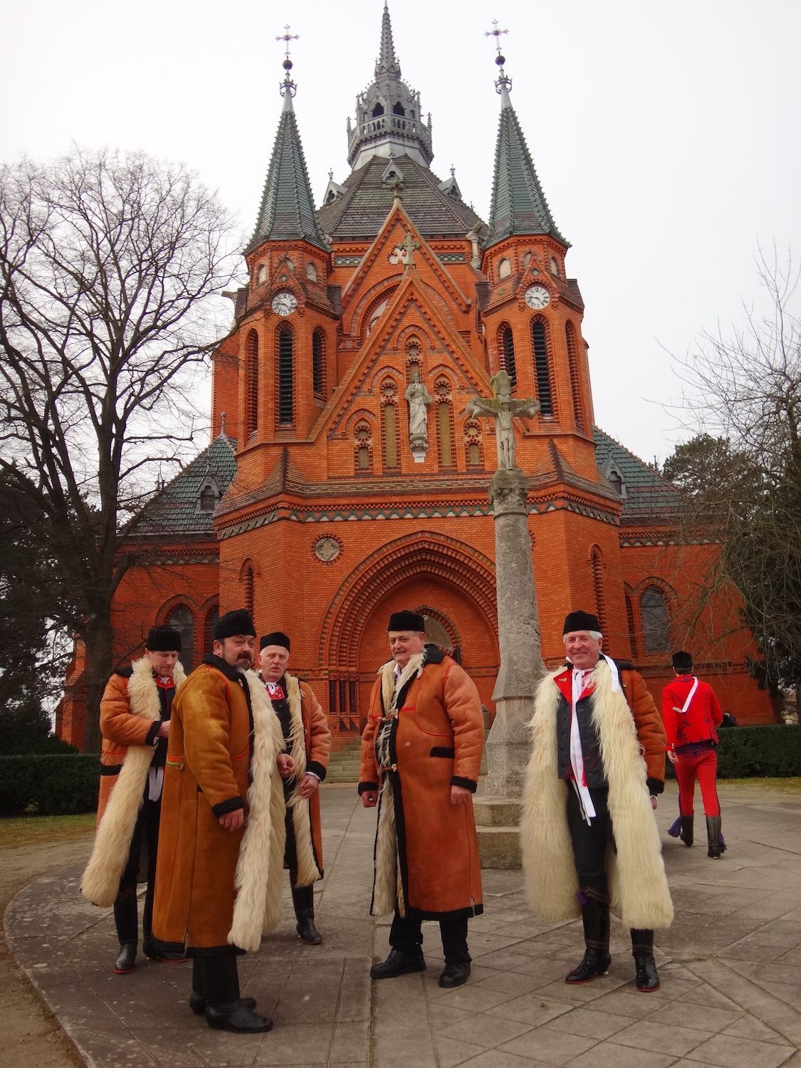 Mužské kožichy, mše na sv. Štěpána, Poštorná 2014. Foto autorka.