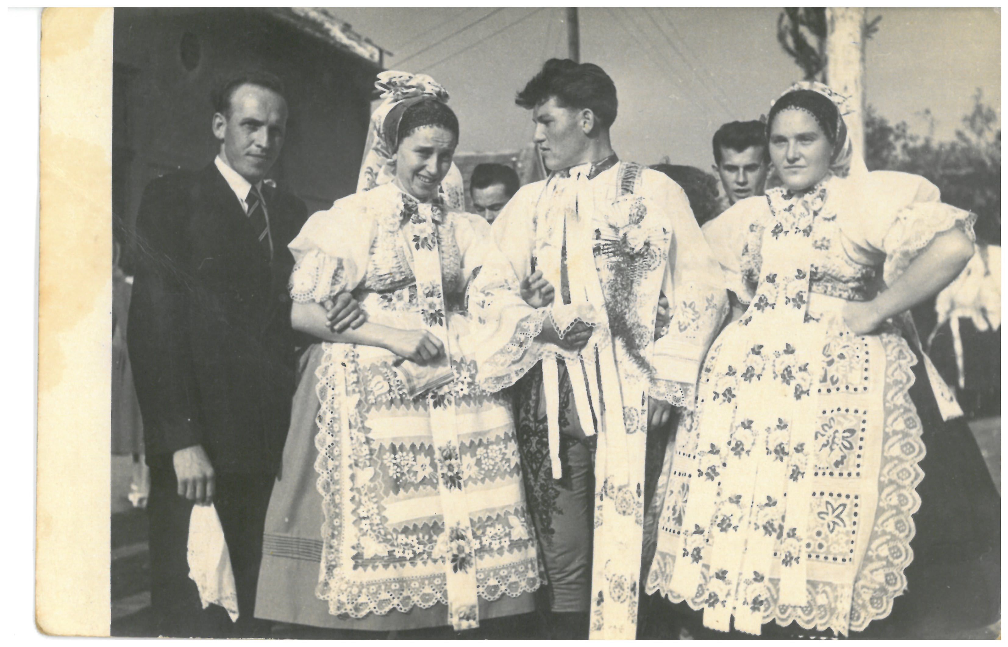 Svobodná chasa v kroji „na vyslečení“. Fěrtochy dívek mají původní ráz hlohovecké výšivky. Hody v Hlohovci, 1954
