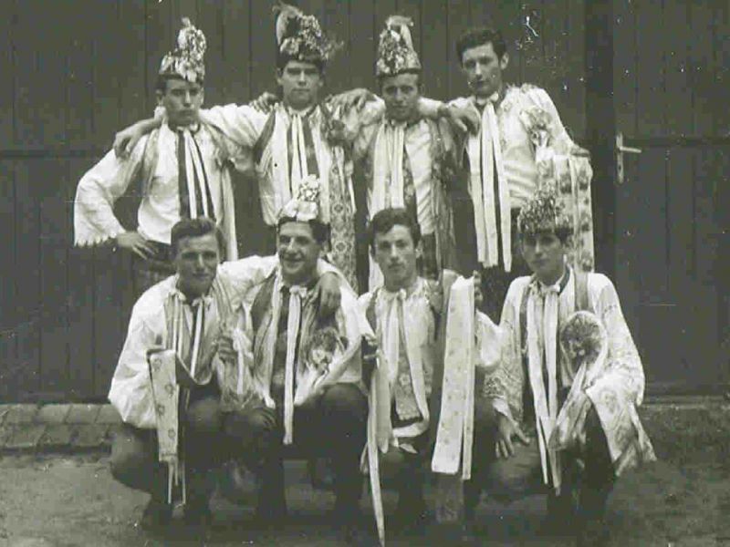 Hody v Lednici, svobodní chlapci 1965. Soukromý archiv paní Málkové.