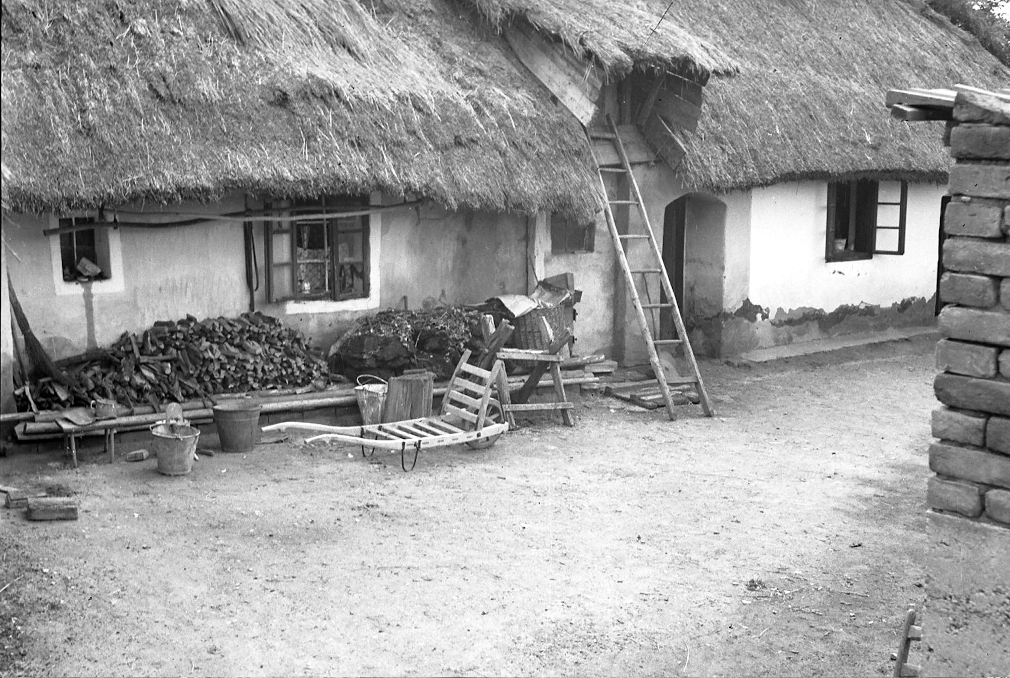 Došková chalupa, Lanštorf (nyní Ladná) kol. 1950, foto J. Dostál. Archiv autorky.
