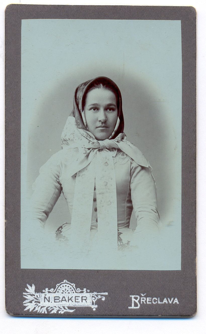 Svobodná dívka v kacabaji na pevno, Stará Břeclav, poč. 20. století. Archiv autorky.